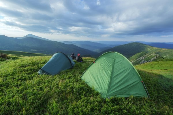 Comment choisir une tente adaptée pour un camping en région de haute montagne en été?